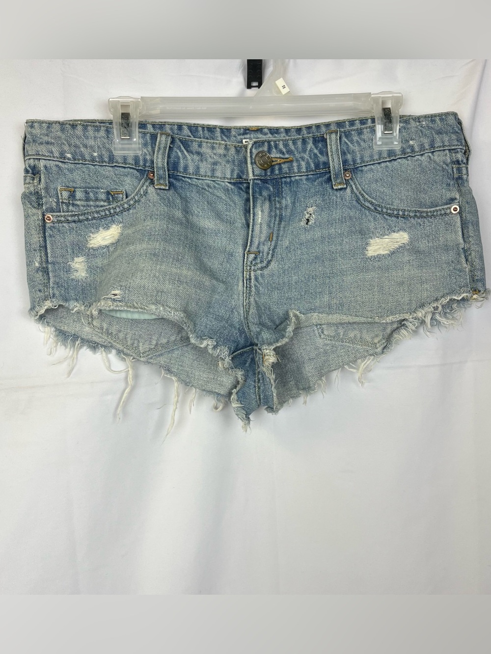BDG Low-Rise Dolphin Jean Shorts Light Wash Denim Cut-Offs Distressed Size‎ 28